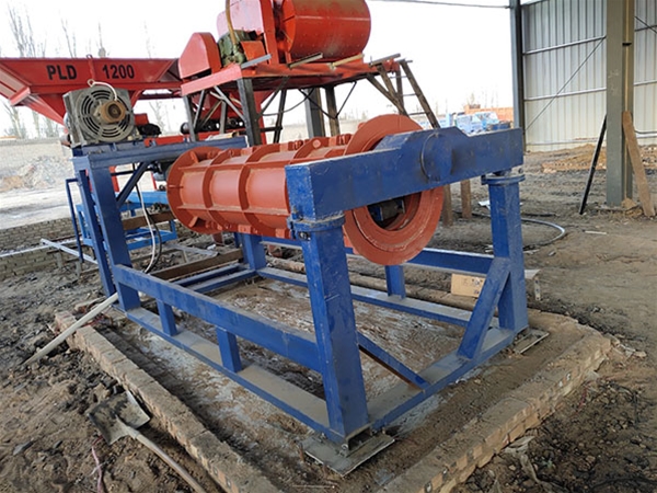 Cement pipe making machine